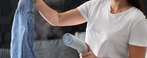 défroisser une chemise en soie avec un défroisseur vapeur